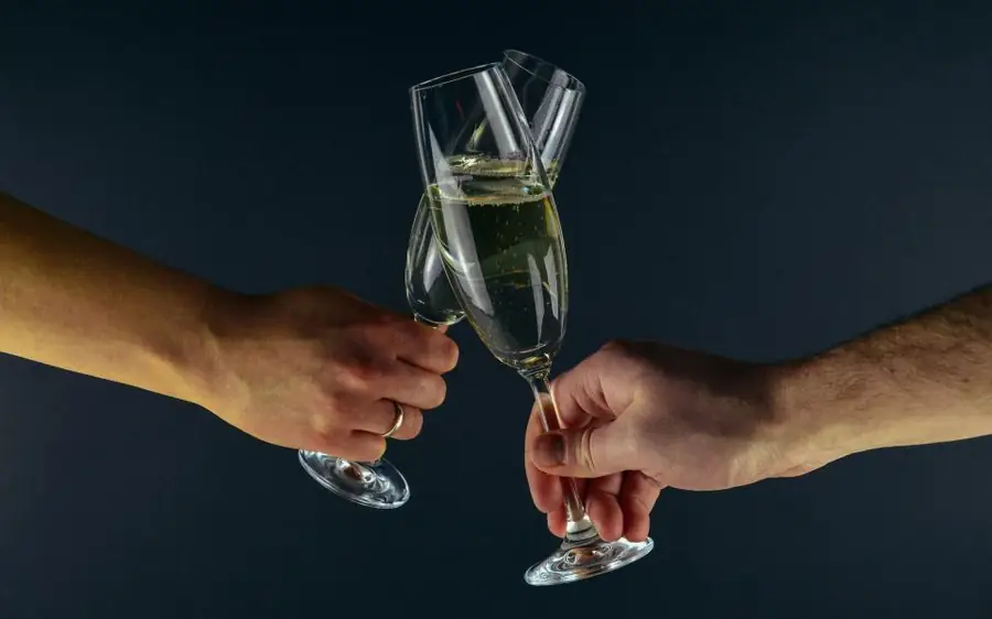 Brindis con copas de champaña entre invitados